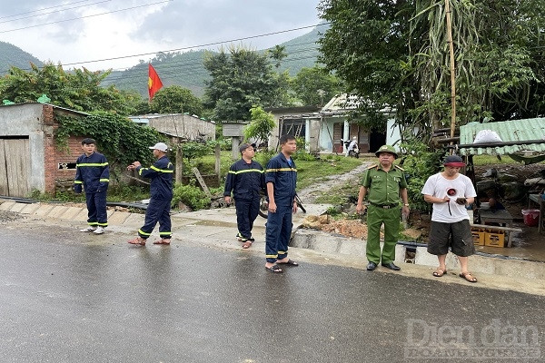 Lực lượng Công an TP.Đà Nẵng tuyên truyền người dân nâng cao nhận thức phòng, chống bão Noru.