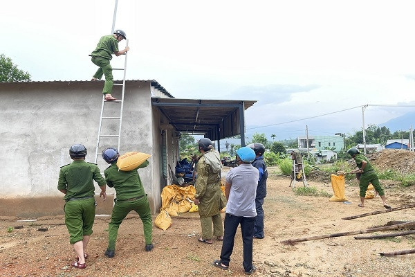 Đối với các hộ dân chưa gia cố nhà cửa, Công an tại các địa phương đã cử lực lượng đến hỗ trợ trước khi bão tiến vào đất liền.