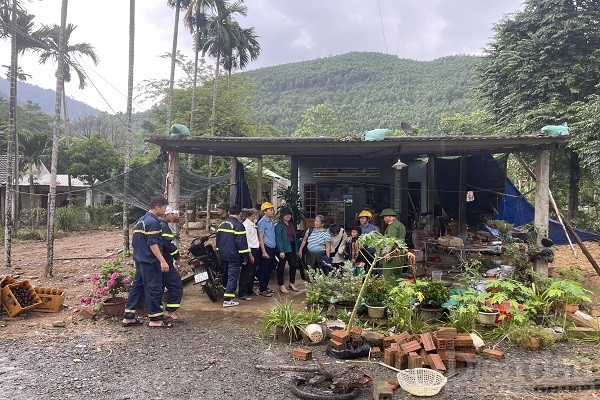 Đối với khu vực ở xa, lực lượng công an cũng đã đến tận nơi để đưa người dân về nơi tránh trú an toàn.