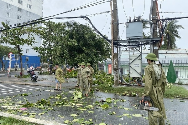 Để sớm khắc phục hậu quả do thiên tai, TP. Đà Nẵng đã huy động toàn bộ lực lượng dọn dẹp tại các tuyến đường chính.