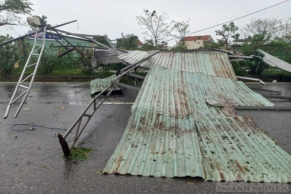 Nhiều cơ sở, hàng quán kinh doanh bị ảnh hưởng nặng, sập đổ.