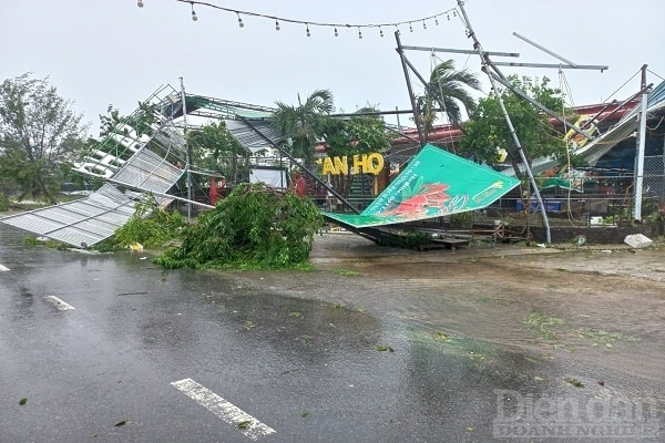 Trụ điện, nhà cửa ngã đổ khiến nhiều địa phương bị mất điện trên diện rộng.