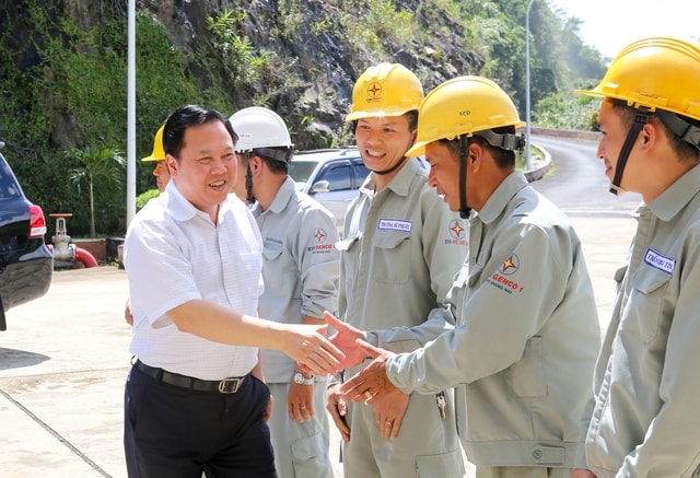 Chủ tịch Ủy ban Quản lý vốn Nhà nước tại doanh nghiệp Nguyễn Hoàng Anh thăm hỏi, động viên các công nhân của Tập đoàn Điện lực Việt Nam.