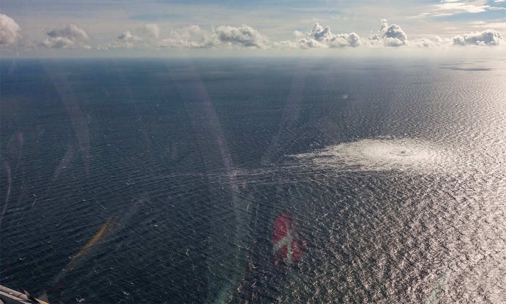 Bong bóng khí rò rỉ từ đường ống Nord Stream 2 nổi lên bề mặt biển Baltic, gần đảo Bornholm của Đan Mạch ngày 27/9. Ảnh: BQP Đan Mạch.