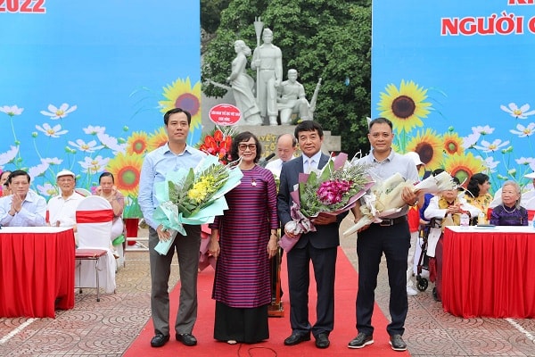 Ông Vũ Tuấn Khang (ngoài cùng bên phải) - đại diện công ty Vinamilk nhận hoa từ Ban tổ chức.