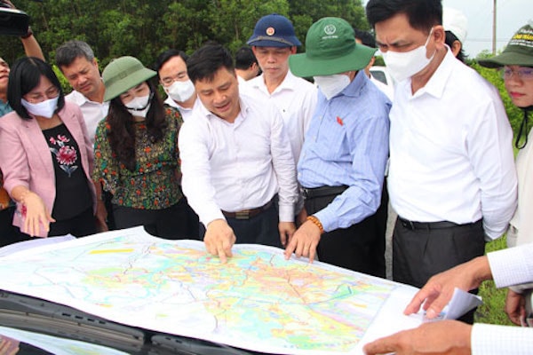 Ngày 17-5, đoàn công tác của Ủy ban Kinh tế Quốc hội do Phó Chủ nhiệm Nguyễn Minh Sơn dẫn đầu đã khảo sát thực địa dự án đường cao tốc Biên Hòa - Vũng Tàu.