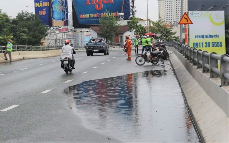 Hiện tại, Trung tâm Quản lý hạ tầng giao thông đường bộ TP.HCM đã cử nhân viên túc trực, quan trắc 24/24 nhằm phát hiện và xử lý sớm nếu có yếu tố mất ổn định hoặc sự cố tại cầu.