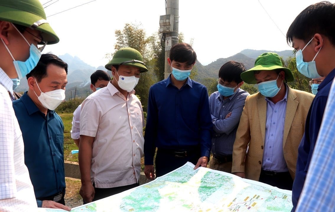 Lãnh đạo tỉnh Lai Châu cùng đoàn công tác xem bản đồ hướng tuyến dự án Kết nối giao thông các tỉnh miền núi phía Bắc