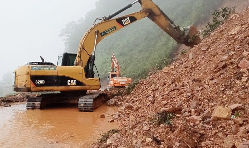 Cơ quan chức năng giải phóng số đất đá sạt lở trên QL 8A trong chiều 28/9