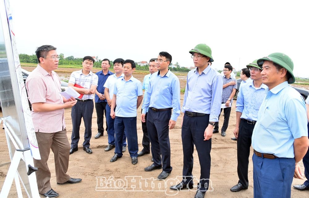 Bí thư Tỉnh ủy Hưng Yên Nguyễn Hữu Nghĩa kiểm tra tiến độ thi công tại một dự án đầu tư (Ảnh: Báo Hưng Yên)