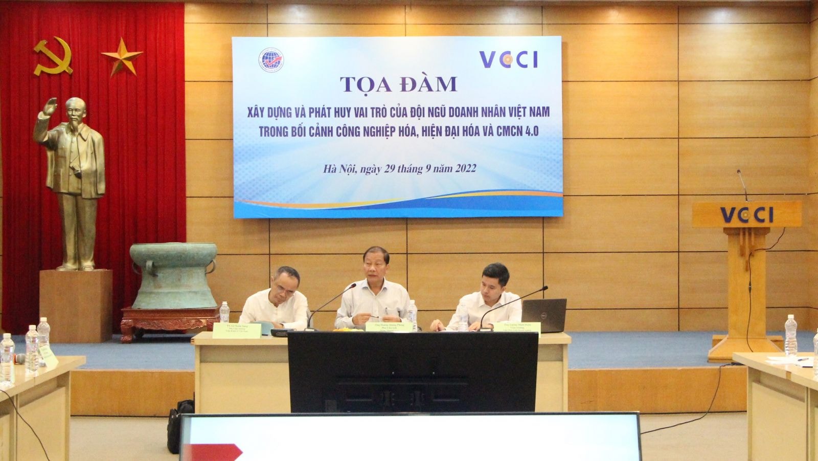 Phó Chủ tịch VCCI Hoàng Quang Phòng điều hành thảo luận tọa đàm 