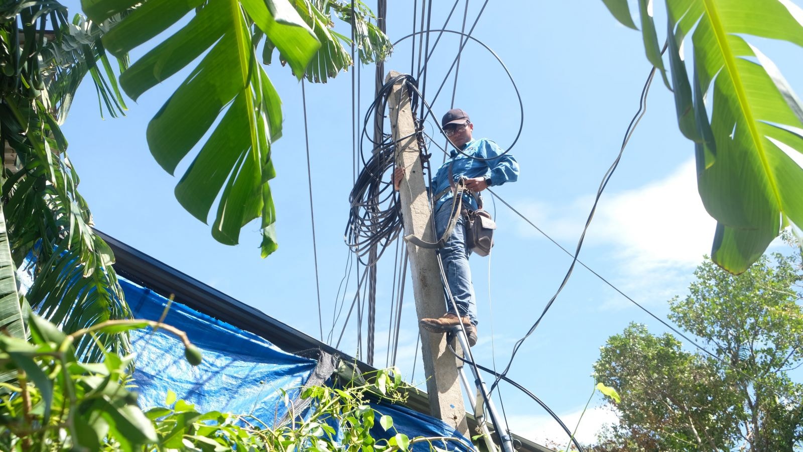 Nhân viên kỹ thuật VNPT xử lý mất liên lạc tại trạm Tiên Châu, Tiên Phước, Quảng Nam