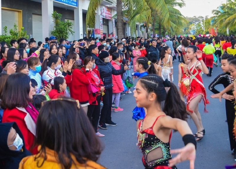 Mùa thu, đông của Quảng Ninh thường từ cuối tháng 9 đến tháng 3, và là mùa thấp điểm của du lịch.