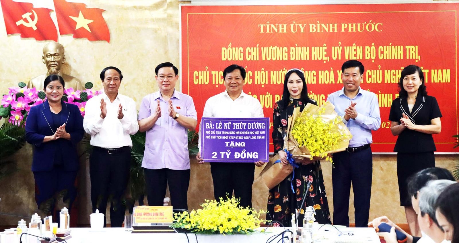 Bà Lê Nữ Thùy Dương trao tặng 2 tỷ đồng cho Quỹ Khuyến học của tỉnh