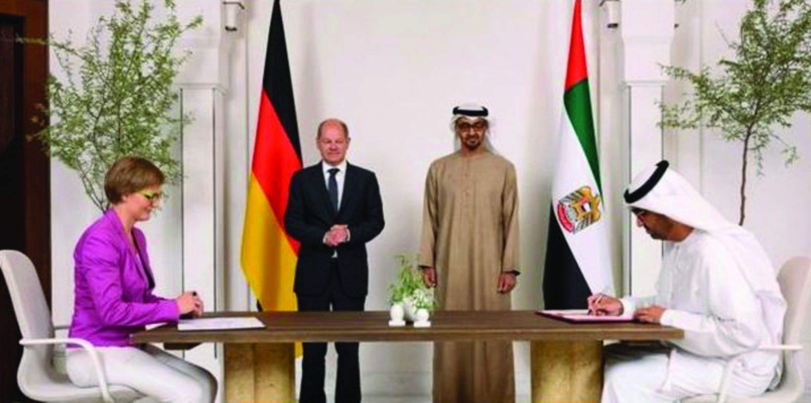  Thủ tướng Đức Olaf Scholz cùng Tổng thống UAE Mohamed bin Zayed Al-Nahyan chứng kiến lễ ký kết thỏa thuận năng lượng giữa UAE và Đức.p/Ảnh: Arab News