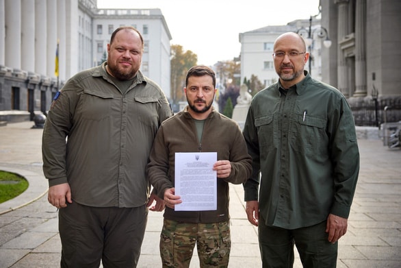 Ông Zelensky cùng hai phụ tá với lá đơn xin gia nhập NATO