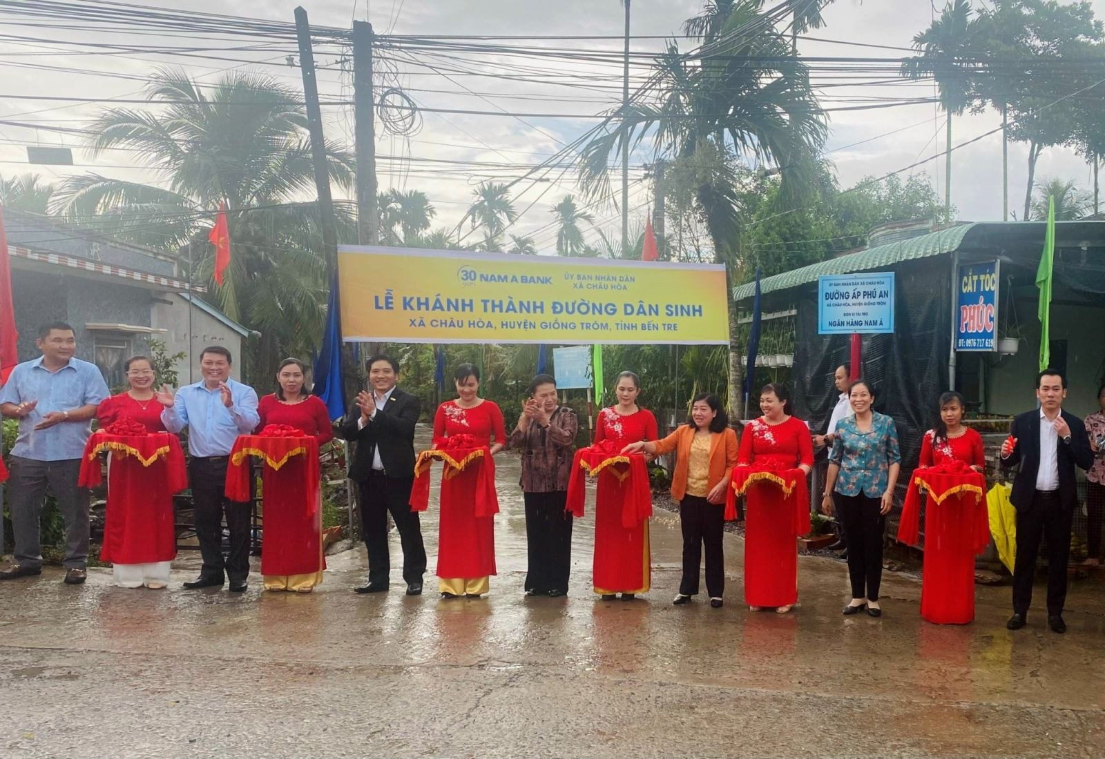 Nam A Bank khánh thành đường dân sinh xã Châu Hòa hỗ trợ người dân đi lại thuận tiện, an toàn.