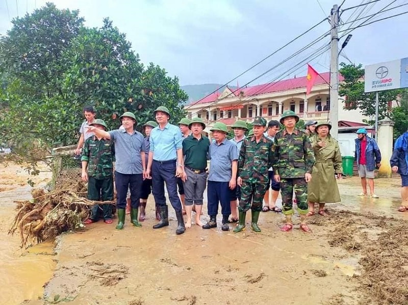 Phó Bí thư Tỉnh uỷ Nghệ An Hoàng Nghĩa Hiếu (thứ 3, từ trái sang) chỉ đạo khắc phục hậu quả lũ quét tại huyện Kỳ Sơn