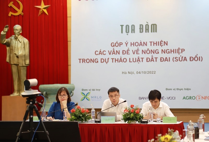 Đại diện chủ tọa tại buổi tọa đám lắng nghe ý kiến đóng góp của các chuyên gia