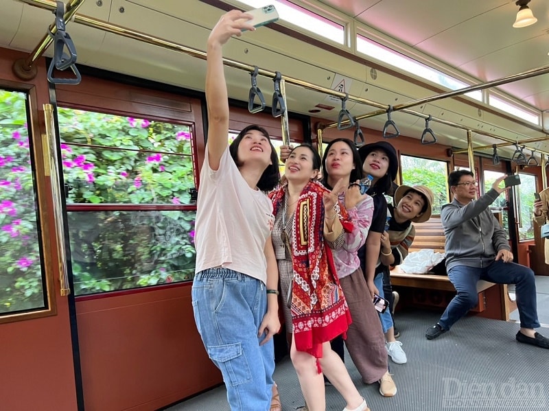 DU khách check -in tàu leo núi lên đỉnh Fanxipan
