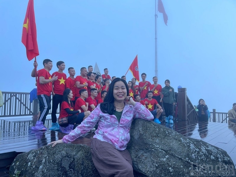 Đỉnh Fanxipan được ví như ” Nóc nhà Đông Dương” quanh năm được mây mờ bao phủ