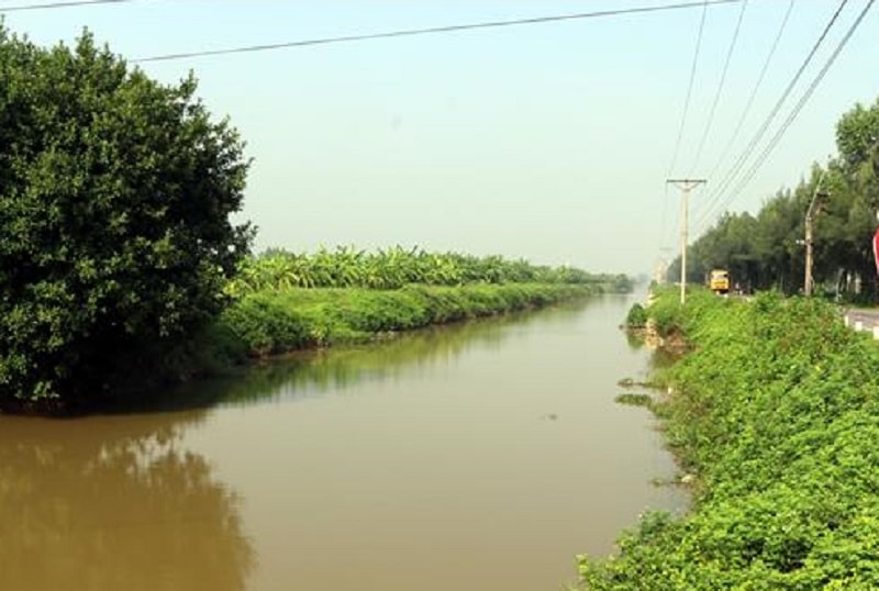 Bờ sông Hồng Quang đoạn qua địa phận xã Đoàn Tùng, huyện Thanh Miện nhờ sự vào cuộc tích cực của cơ quan chức năng mà các lều lán, nhà tạm để bán hàng, gây mất mỹ quan, ảnh hưởng đến hành lang công trình thủy lợi và làm khuất tầm nhìn của người tham gia giao thông đã được giải tỏa. Ảnh: Mạnh Tú