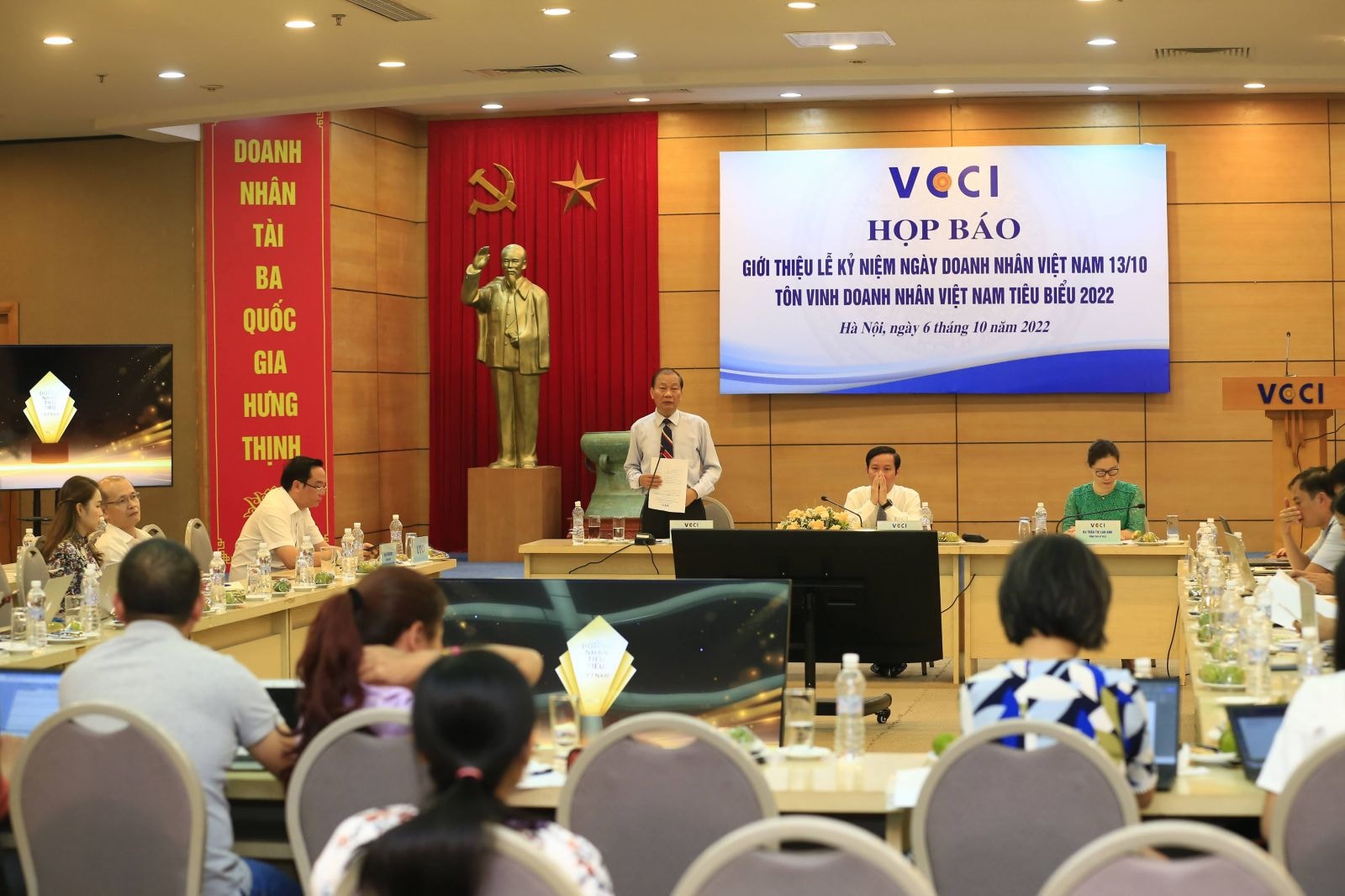 Phó Chủ tịch VCCI Hoàng Quang Phòng phát biểu tại họp báo (ảnh: Đức Thanh)