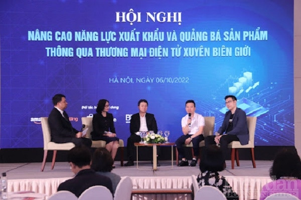 ông Vũ Thanh Hải, Giám đốc kinh doanh toàn quốc Công ty Cổ phần Tập đoàn Sunhouse (thứ tư từ trái sang). Ảnh: Nguyễn Việt