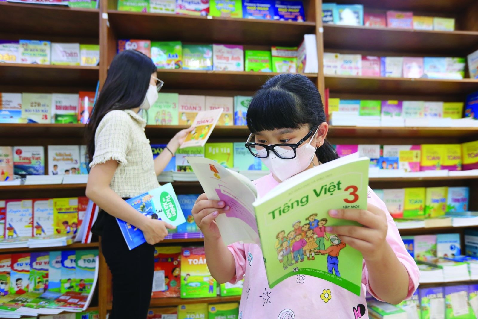  Các bộ sách giáo khoa hiện nay chỉ khác nhau nhiều về sai sót và khuyết điểm, chứ không khác nhau đáng kể về mặt nội dung. Ảnh: NHẬT THỊNH