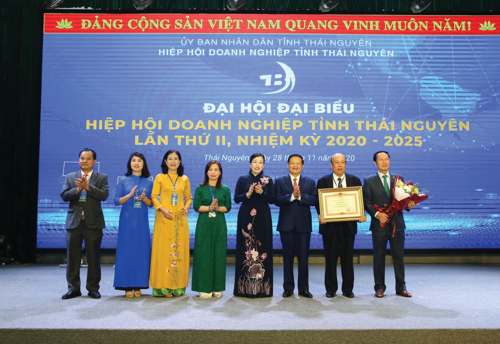  Bà Nguyễn Thanh Hải – Uỷ viên BCH Trung ương Đảng, Bí thư Tỉnh uỷ Thái Nguyên trao bằng khen của Thủ tướng Chính Phủ cho Hiệp hội doanh nghiệp