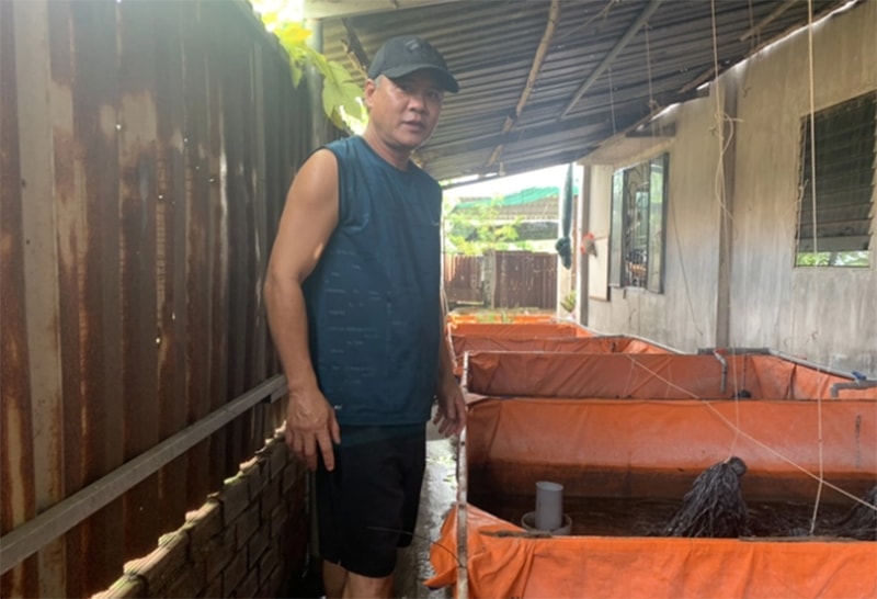 Anh Đạo vui vẻ chia sẻ về cơ duyên rất tình cờ với nghề nuôi lươn. Ảnh: Hoàng Trọng.