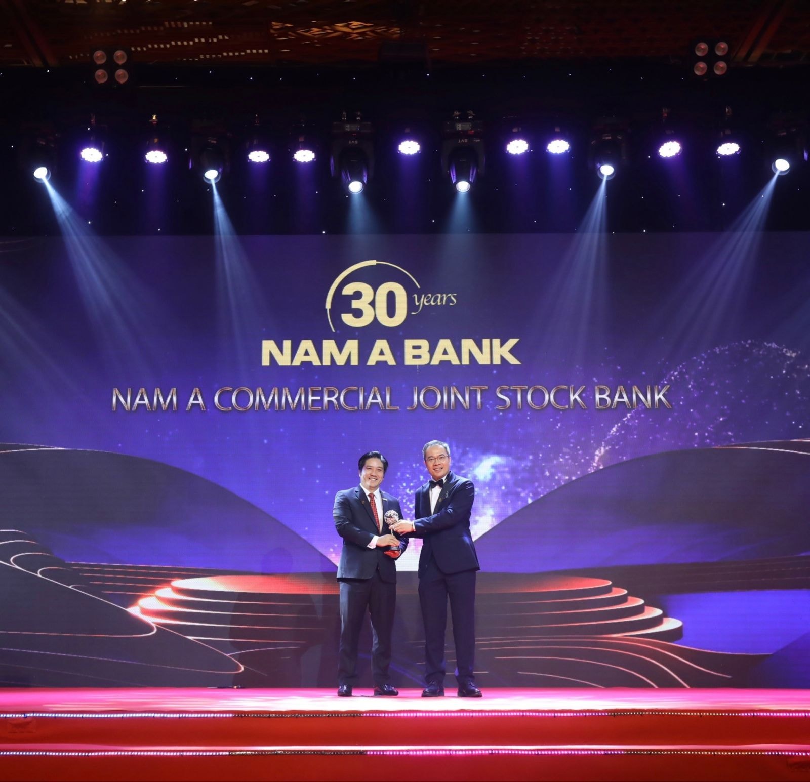 Đại diện Nam A Bank, Ông Trần Khải Hoàn - Phó Tổng Giám đốc thường trực vinh dự nhận giải thưởng từ Ban tổ chức.