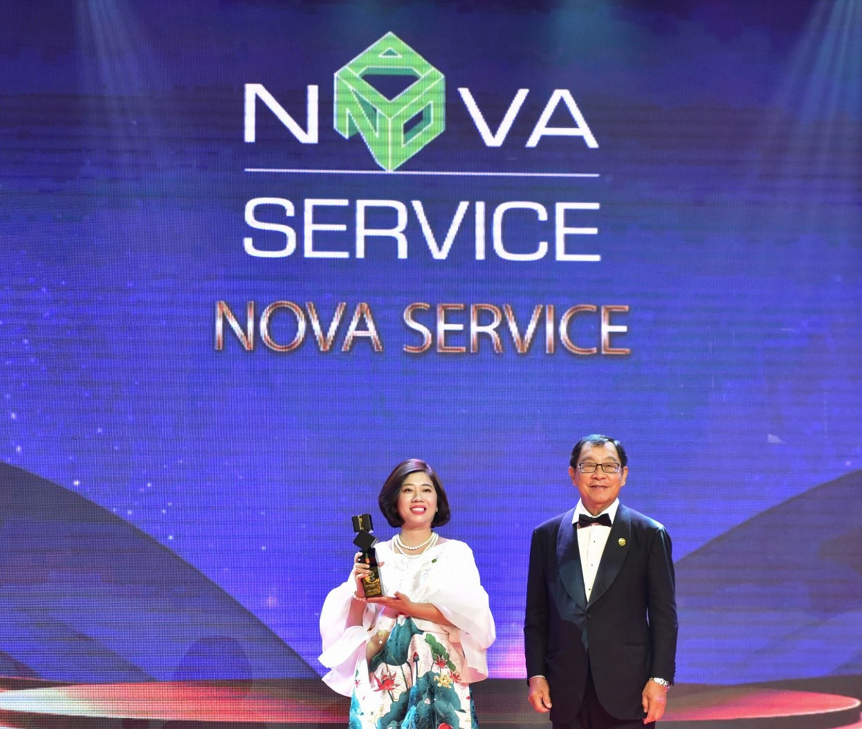 Bà Nguyễn Như Xuân Trang - Tổng Giám đốc Nova Service đại diện công ty nhận giải 