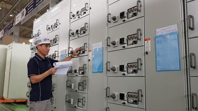 Công nhân làm việc tại LS Electric Việt Nam.