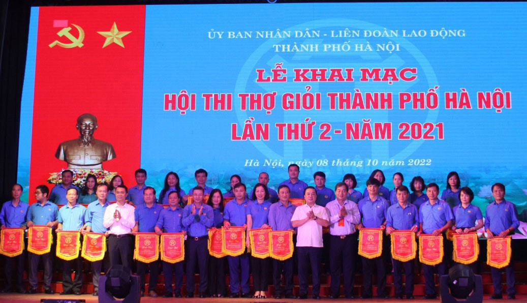  Trao Cờ thi đua cho các đơn vị tham gia Hội thi thợ giỏi thành phố lần 2.