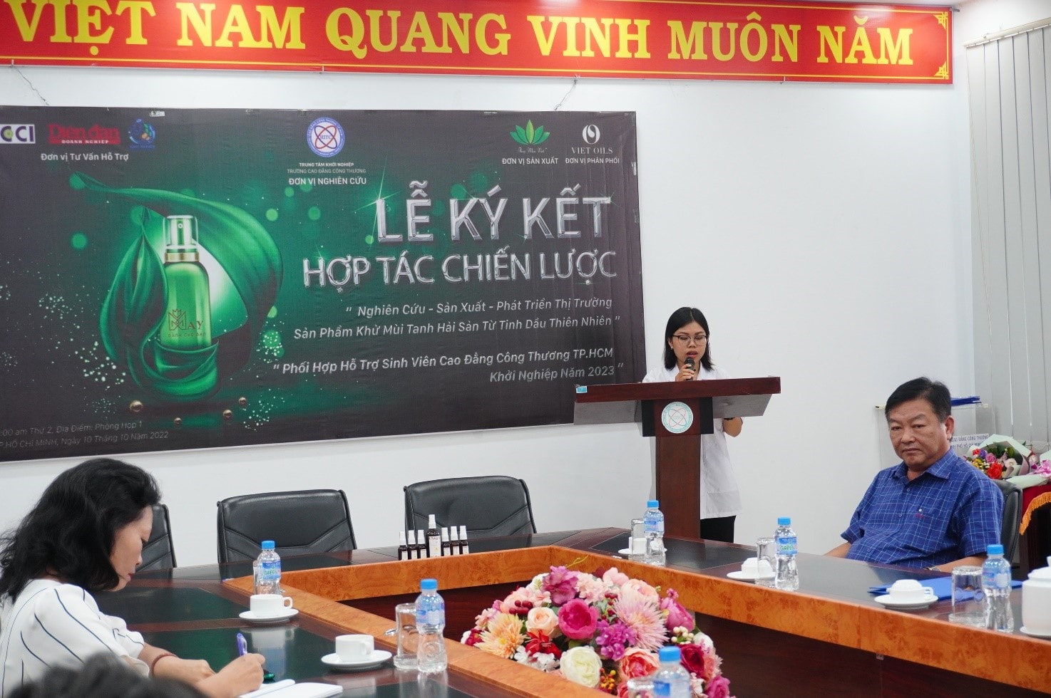 Sinh viên Nguyễn Thị Minh Uyên - Đại diện nhóm khởi nghiệp dự ánp/trình bày nội dung dự án
