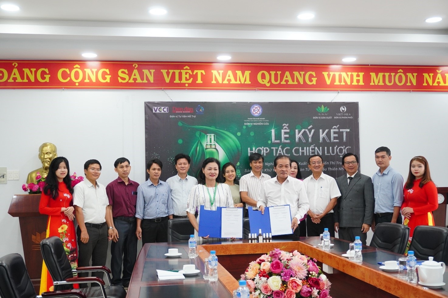 Bà Nguyễn Thị Thủy, Phó CT Thường trực HĐ Tư vấn và Hỗ trợ Khởi nghiệp phía Nam, thầy Đặng Công Quốc, Phó Hiệu trưởng nhà trường ký biên bản thỏa thuận dưới sự chứng kiến của các khách mời tham dự