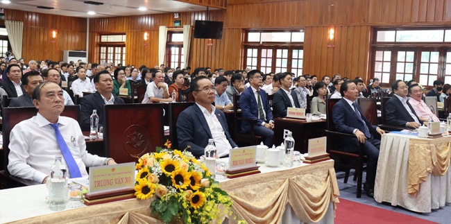 Các đại biểu tham dự buổi họp mặt