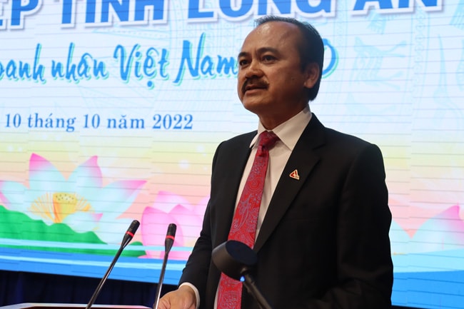 Chủ tịch Hiệp hội doanh nghiệp tỉnh Long An - Võ Quốc Thắng phát biểu tại buổi họp mặt