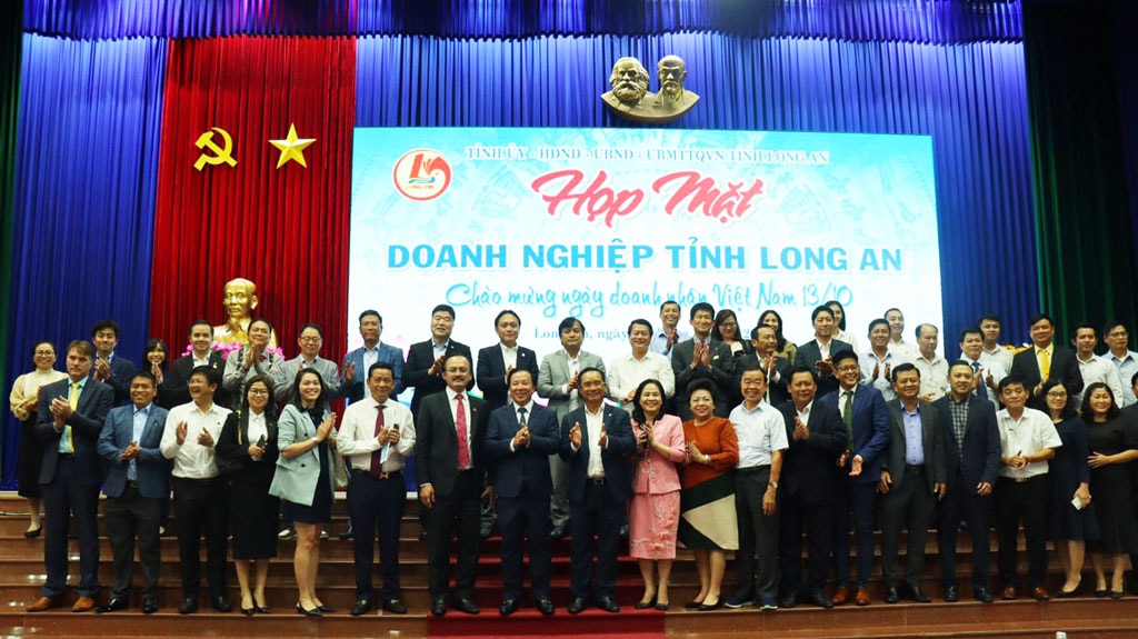 Các doanh nhân, doanh nghiệp chụp ảnh lưu niệm cùng lãnh đạo tỉnh