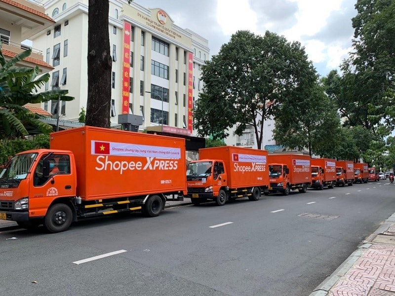 một số nền tảng thương mại điện tử đã phát triển hoạt động logistics riêng bao gồm kho bãi, bao gói hàng hoá và vận chuyển.