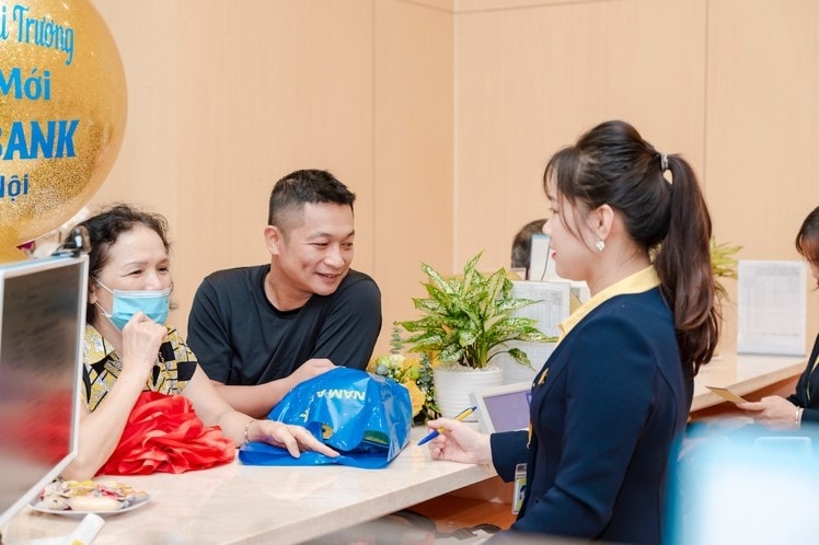 Khách hàng giao dịch tại Nam A Bank Hà Nội.