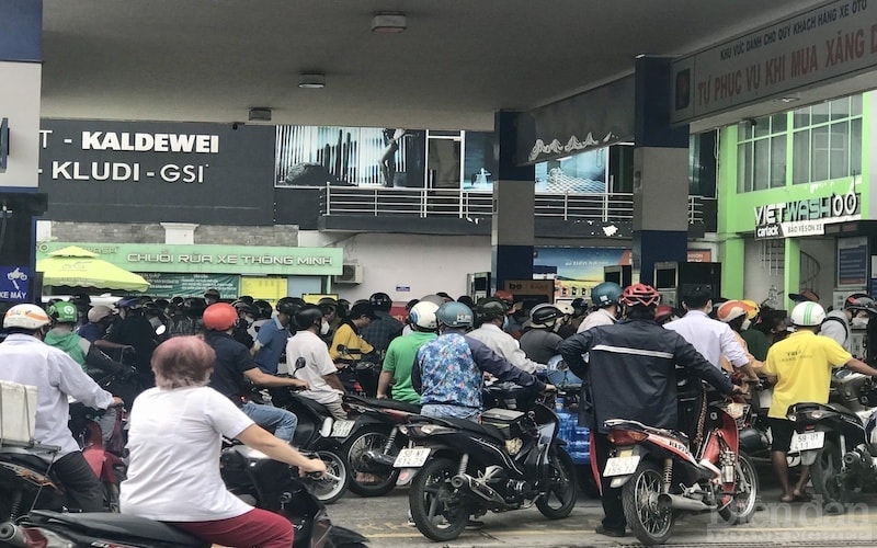 Dù các cửa hàng xăng dầu chỉ đổ 