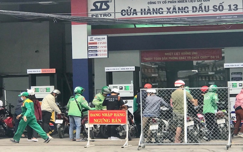 UBND thành phố kiến nghị Bộ Tài chính rà soát và tính toán lại các mức chi phí trong cơ cấu tính giá cả cơ sở mặt hàng xăng dầu như mức chi phí kinh doanh định mức, lợi nhuận định mức để đảm bảo cũng xăng dầu cho thị trường.