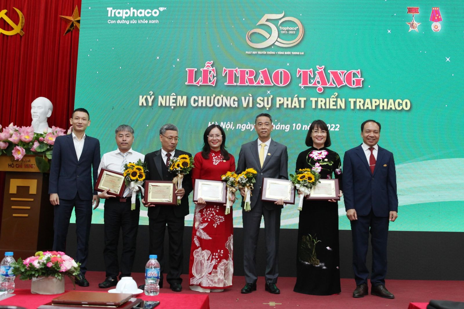 128 lãnh đạo, cán bộ, nhân viên được nhận kỷ niệm chương “Vì sự phát triển Traphaco” 