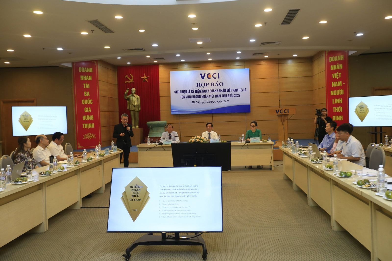 Ông Lê Quang Vinh - Chủ tịch Lê Bros giới thiệu biểu trưng mới của chương trình 