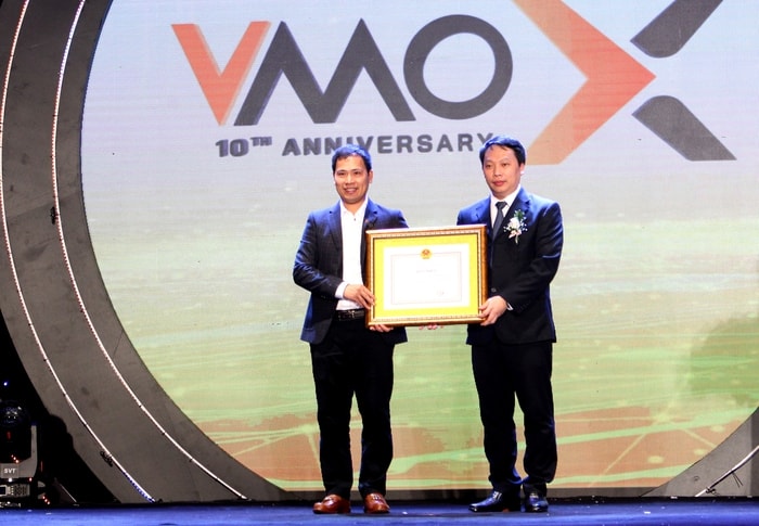 Thứ trưởng Nguyễn Huy Dũng trao tặng bằng khen của Bộ trưởng Bộ TT&TT cho VMO Holdings nhân kỷ niệm 10 năm thành lập