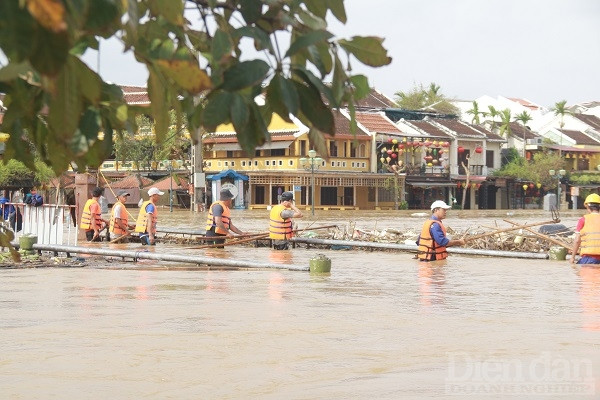 Lực lượng môi trường đang nỗ lực xử lý rác, tránh gây ùn tắc ảnh hưởng đến dòn chảy.