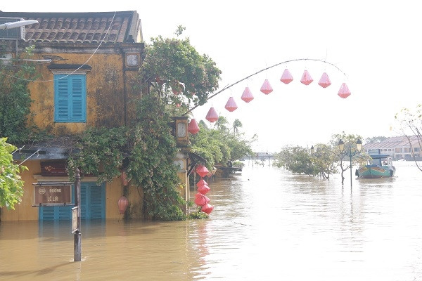 Riêng tại tuyến đường Bạch Đằng giáp sông ghi nhận mức ngập lụt cao nhất gần 3m.