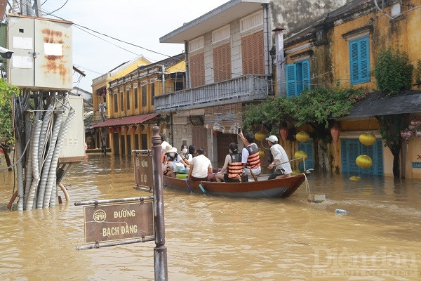 Nước ngập đến sát với tên bản chỉ đường trong khu vực phố cổ.